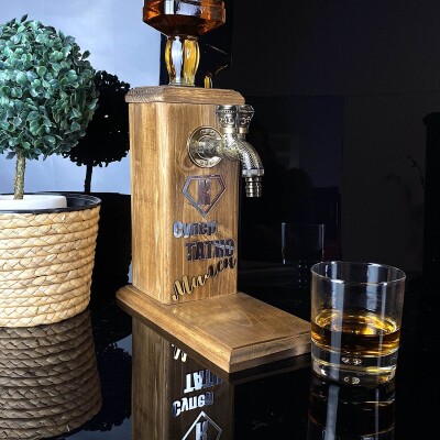 Дървен диспенсър за алкохол за Супер Татко