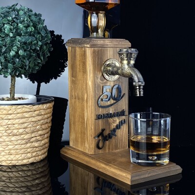 Дървен диспенсър за алкохол за Юбилей