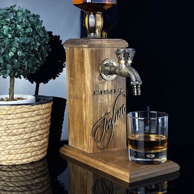 Дървен диспенсър за алкохол На бара при...