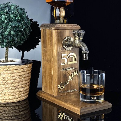 Дървен диспенсър за алкохол със златен надпис