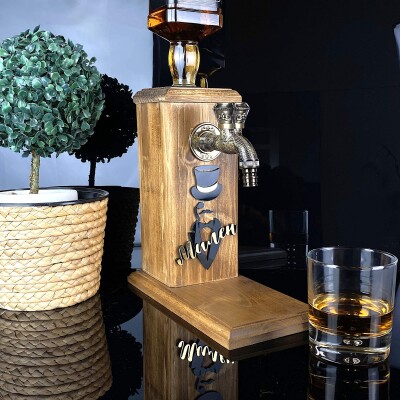 Дървен диспенсър за алкохол с Джентълмен