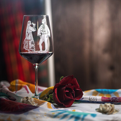 Мома и Ерген - чаша за вино
