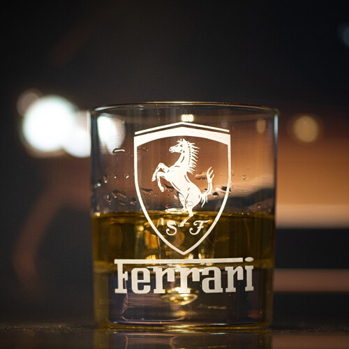 Лого на FERRARI - чаша за твърд алкохол